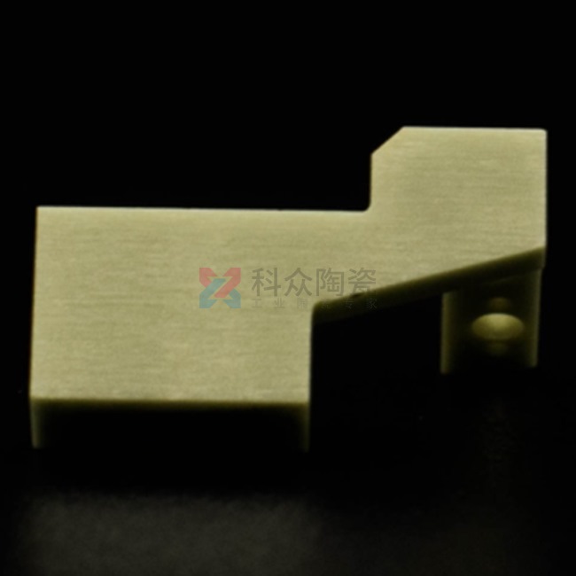 在工業行業中,科眾陶瓷廠是一家生產氧化鋯氧化鋁陶瓷零件廠家,在加工工藝上有特殊的優勢存在,今天給大家介紹一種加工成型工藝,陶瓷注塑加工。